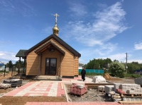 «Недавно на пустынном месте в центре поселка появился крест, а сегодня уже завершается строительство храма»
