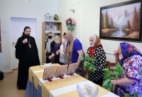 Священник Елизаветинского храма рассказал ветеранам о празднике Троицы