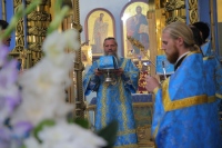 В праздник Успения Пресвятой Богородицы владыка Артемий совершил Божественную литургию в Градо-Хабаровском соборе Успения Божией Матери
