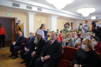 Митрополит Артемий посетил рождественский праздник в Петрынинском центре
