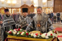 Митрополит Артемий возглавил Вечернее богослужение с выносом Плащаницы и чином погребения в кафедральном соборе