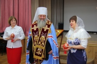 Владыка Артемий освятил и передал в дар школе-интернату тактильно-доступную икону Божией Матери «Иверская»