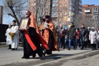 Прихожане Елизаветинского храма прошли Крестным ходом по микрорайону на праздник Антипасхи