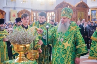 В праздник Входа Господня в Иерусалим владыка Артемий совершил праздничное Богослужение в Спасо-Преображенском соборе