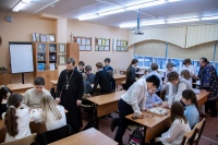 Клирик Елизаветинского храма познакомил школьников с игрой в нанайские шашки
