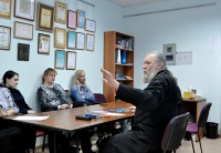 Состоялась первая встреча священника с родителями детей-инвалидов по слуху