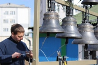 В Бикине окончен монтаж переносной звонницы