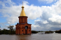 Иерей Антоний Полоник совершил молебен в часовне св. мученика Виктора в затопленной части Большого Уссурийского острова