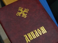 Выпускники Богословских курсов при Хабаровской семинарии высадили первое дерево на "Аллее выпускников"
