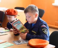 Сотрудники МЧС и их будущие коллеги побеседовали с многодетным священником о семье