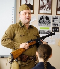 Приход поселка Корфовский инициировал встречу юных сельчан с участником военно-исторического клуба