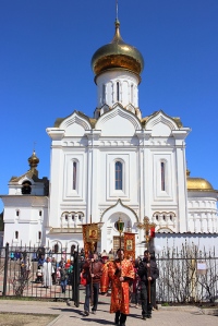 Молебное пение огласило улицы Железнодорожного района Хабаровска