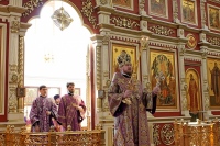 В Великий четверг митрополит Владимир совершил Литургию Василия Великого в Спасо-Преображенском кафедральном соборе