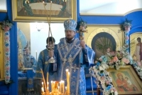 Впервые правящий архиерей совершил богослужение в домовом храме при центре помощи бездомным «Надежда»