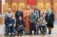 Подопечные богадельни молились за Божественной литургией в храме