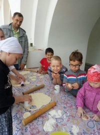 В хабаровском храме итоги работы воскресной школы подвели за лепкой вареников