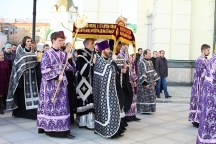 Вынос плащаницы и воспоминание погребения Господа Бога и Спаса нашего Иисуса Христа. Спасо-Преображенский кафедральный собор. 18 апреля 2014 г.