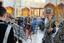 Вечером Великого Четверга митрополит Артемий возглавил службу «Двенадцати Евангелий» 13 апреля 2023 года